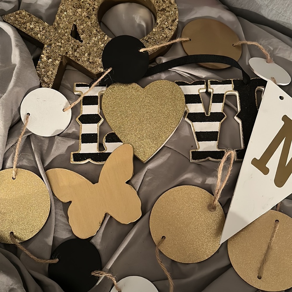 WHITE/BLACK/& GOLD ROOM DECOR SET